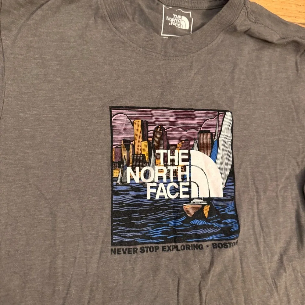 The North Face Boston Graphic T-Shirt Mens XS Gray Short Sleeve Crew Neck Tee - Picture 2 of 6